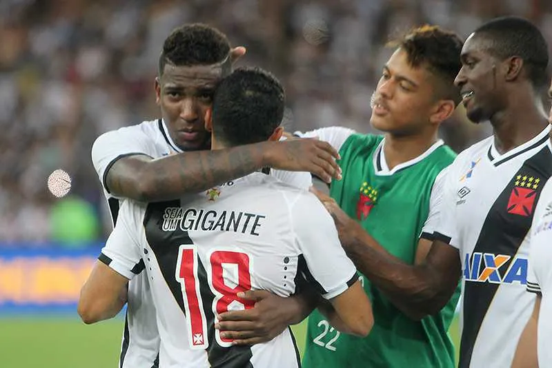 O Vasco foi surpreendido com um gol no primeiro tempo e venceu o Ceará de virada no Maracanã