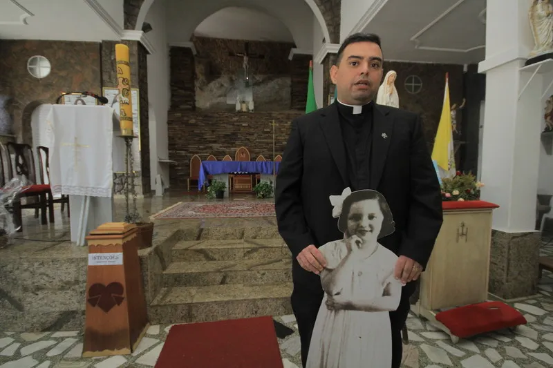 João Cláudio, pároco da Igreja de Nossa Senhora de Fátima, em Niterói, atualizou livro sobre história da menina