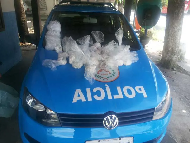 Em Cabo Frio, militares apreenderam 900 pinos de cocaína numa área de mata no Jacaré