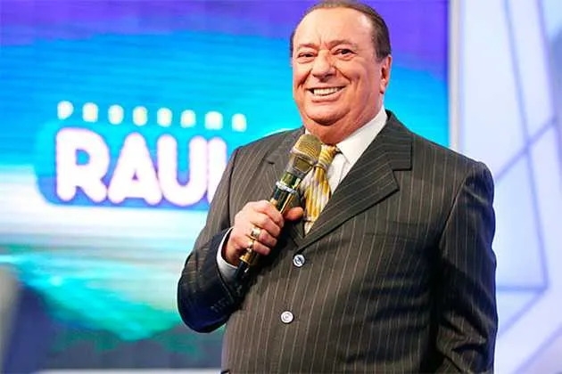 Depois de muita especulação em torno da saída de Raul Gil do SBT, o apresentador contou em entrevista para o programa A Tarde é Sua, de Sônia Abrahão, e disse: "Não fiquei chateado. Amo o Silvio Santos, respeito, aprendi muito, até a pagar os impostos aprendi com ele. Se ele achou que é para o melhor da empresa fazer isso, tudo bem" e continuou "Eu sei que estou fora. Quando acontecem essas coisas, acho que são coisas de Deus. A emissora não quer que você dê prejuízo, eu não dava.