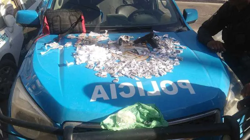 Na ação, PMs flagraram dois homens com pistola e drogas