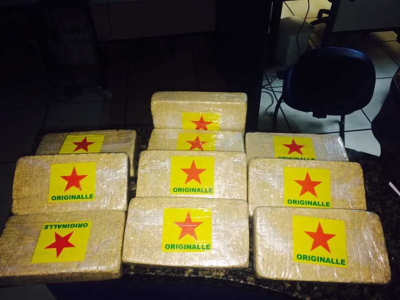 Os presos estavam com dez tabletes de um quilo cada de cocaína com a inscrição: ‘originalle’