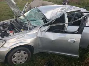 Carro usado pelos turistas, que seguiam para o aeroporto, ficou destruído com a colisão