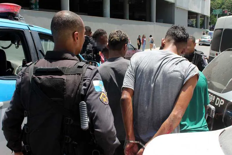 Grupo foi flagrado com drogas após confronto na comunidade