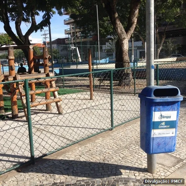 Cada bairro tem uma cor de lixeira, o que melhora o ordenamento da cidade e ajuda os turistas