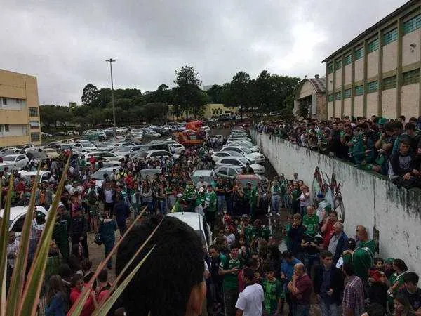 Desde as primeiras horas do dia, torcedores se aglomeram em busca de informações na Arena Condá