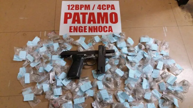 Segundo PMs, rapaz estava com pistola 9mm e maconha