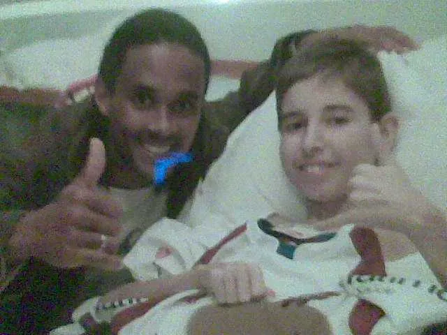 O atacante Everton Kempes, visitou Bruno Cadalrt no hospital em 2008