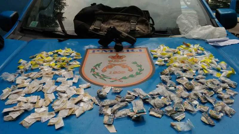 Com o suspeito, policiais encontraram uma pistola e drogas