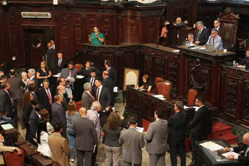 Os 70 deputados assinaram a proposta para suspender decreto