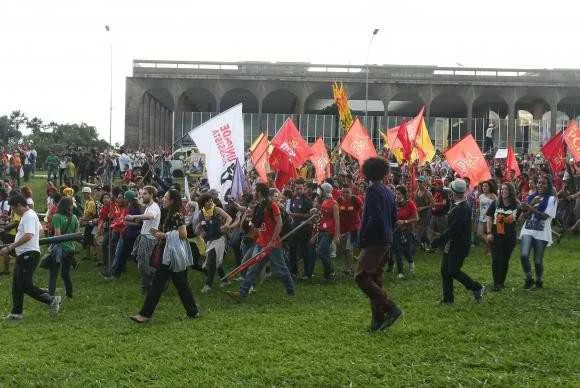 Cerca de 15 mil pessoas fizeram protesto na esplanada dos Ministérios na tarde de ontem