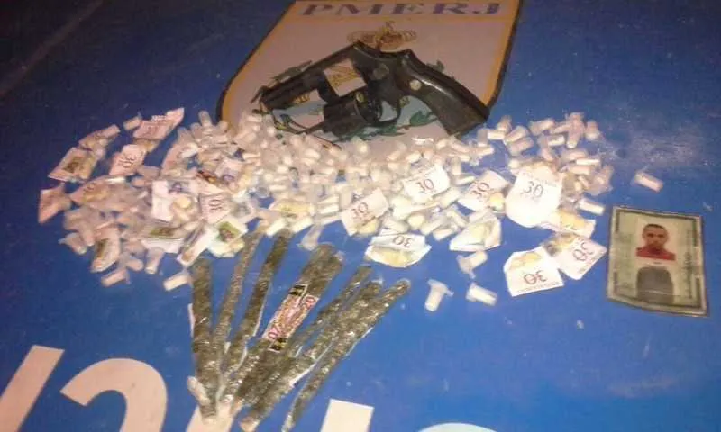 Segundo PMs, Carlos Antonio estava com arma e drogas