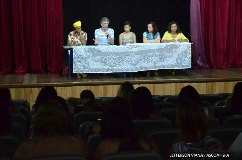Cerca de 60 pessoas, entre assistentes sociais e estudantes , participaram do encontro no teatro