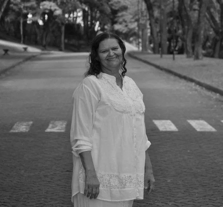 A escritora cearense Maria Vilani, 66 anos, lançará em São Gonçalo sua mais recente obra literária. No próximo domingo, dia 4 de dezembro, apreciadores de poesia e o público geral terão a oportunidade de conhecer Penteando a Vida, composto por 70 poemas inéditos, escritos entre os anos de 1985 e 2015. Maria é mãe do rapper Criolo, e também autoria de Cinco contos sem desconto e de quebra dois poemas (1991), O Reino de Roselândia (1998), Varal (2012).