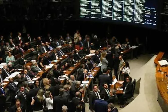  Plenário da Câmara Federal aprovou pacote na madrugada