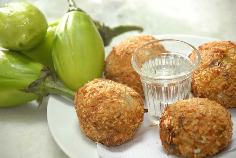 Bolinho de jiló, do Armazém e Botequim Granel