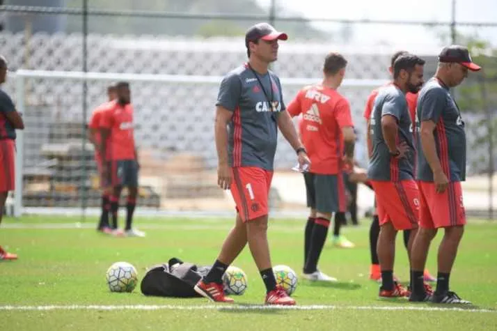 O técnico Zé Ricardo comandou atividades física e técnica ontem à tarde, no ‘Ninho do Urubu’