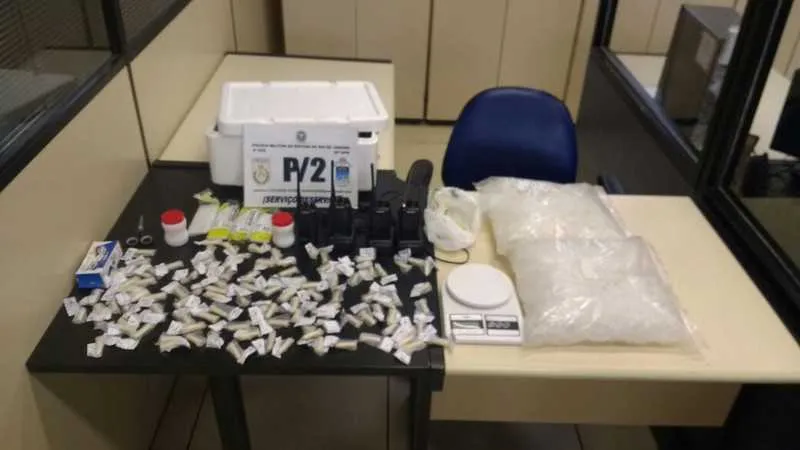 As drogas e o material de endolação foram encontrados e encaminhados à delegacia de Araruama