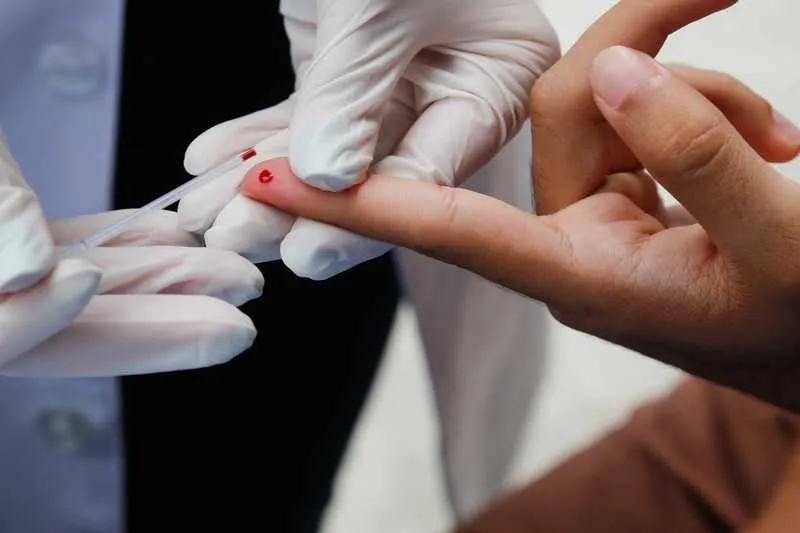As unidades de saúde oferecem a testagem rápida, que pode identificar diferentes doenças
