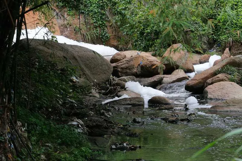 Moradores estão preocupados com a quantidade de espuma