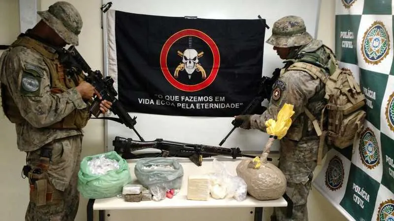 Na operação, policiais militares apreenderam um fuzil calibre 762, além de 15 quilos de ‘coca’