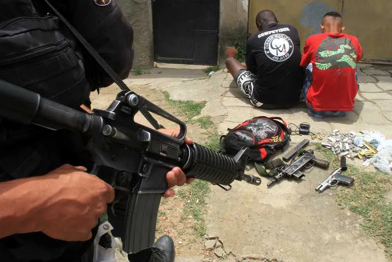 Com os suspeitos, policiais encontraram cinco armas, grande quantidade de drogas e ainda recuperaram três veículos roubados