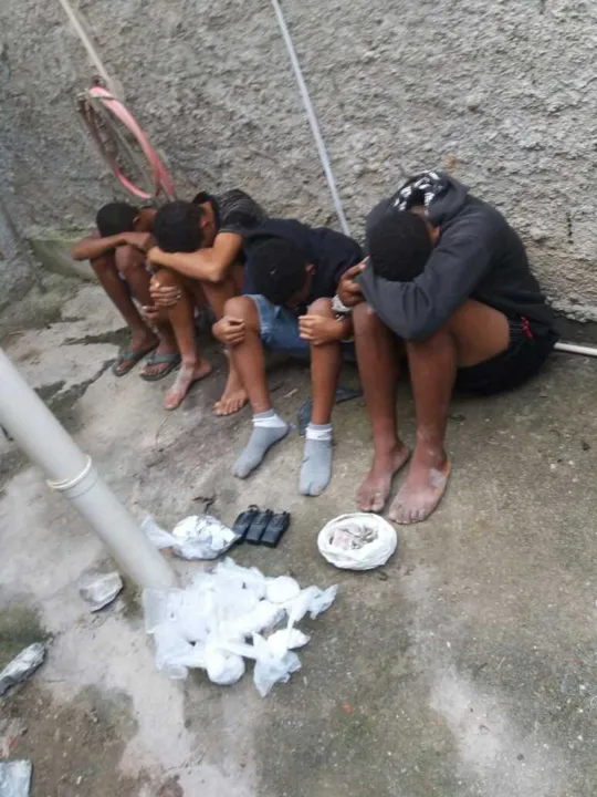 Imagem ilustrativa da imagem PM flagra quatro com drogas na Palha Seca