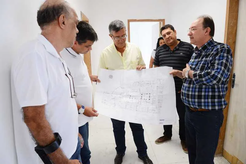 Neilton Mulim visitou as obras do PAM de Alcântara com o secretário de Saúde, Dimas Gadelha