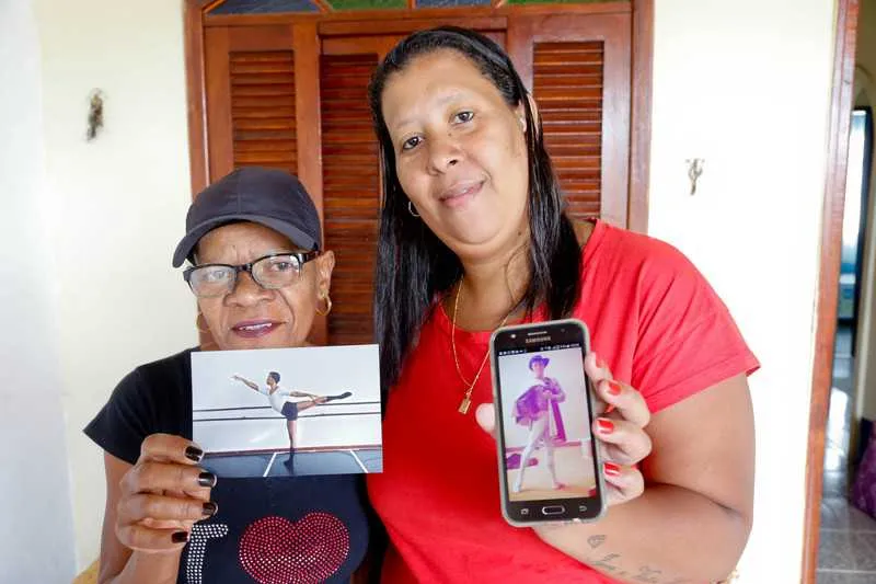 Sandra e Suzana mostram com orgulho fotos de Fábio nos EUA