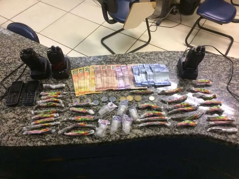 Policiais militares apresentaram na delegacia o dinheiro e drogas apreendidos em iguaba 
