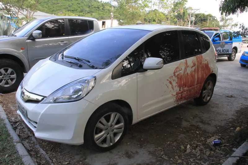Criminosos estavam num Honda Fit e atiraram contra os PMs