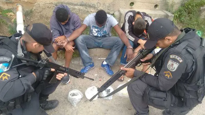 Na ação no Morro do Castro, jovem morreu em troca de tiros e outros três acabaram presos
