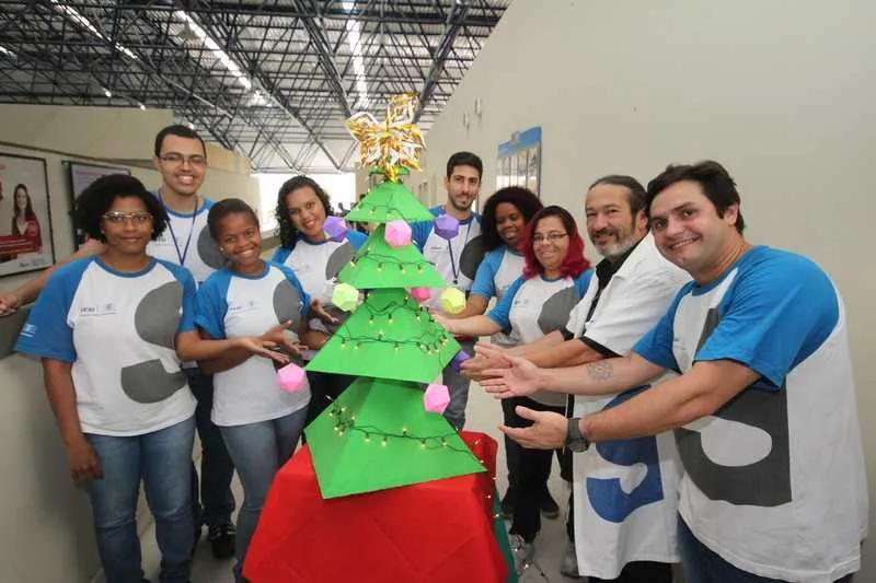 Alunos do EJA criaram uma árvore de Natal com figuras geométricas