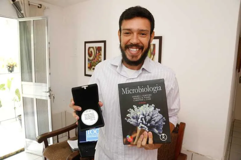 Tiago Pavoni, de 30 anos, foi premiado por sua tese de doutorado sobre resistência bacteriana