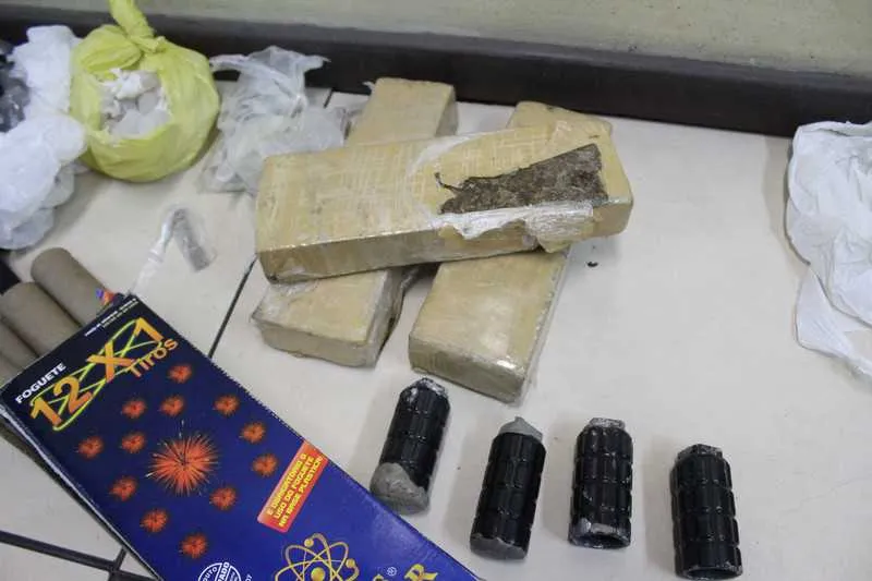  Além da maconha, o menino estava com granadas caseiras.

