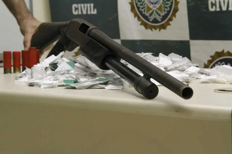 Com o suspeito, os policiais encontraram arma e drogas