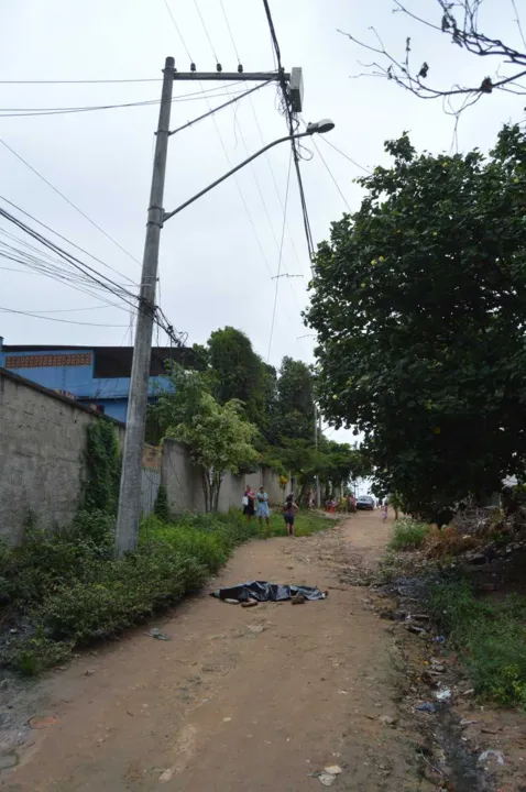 Segundo moradores, a vítima teria sofrido uma descarga elétrica ao fazer a ligação para um amigo