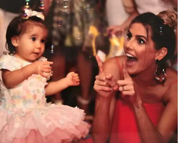 Deborah Secco e o marido, Hugo Moura, comemoraram no último domingo (4) o primeiro aniversário da filhota Maria Flor com o tema Turma da Galinha Pintadinha, em uma casa de festas no Itanhangá, na Zona Oeste do Rio. A pequena, completamente encantada, mostrou que realmente ama os personagens, e que os pais acertaram na escolha do tema. Antes da festa, Déborah usou seu perfil no Instagram para homenagear a filha. "Um ano de amor!!! Um ano de Maria Flor!