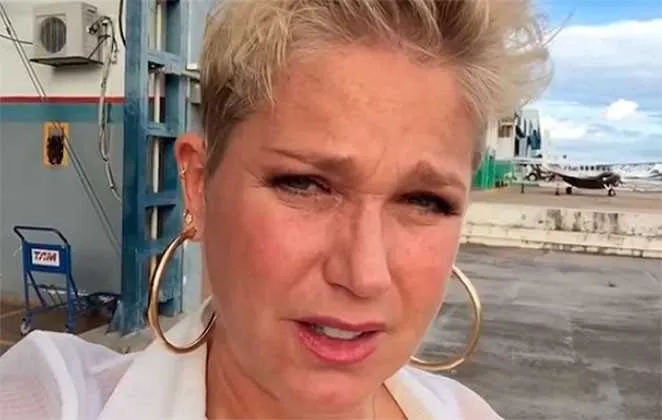 A última segunda-feira (5) foi de susto para a 'Rainha dos Baixinhos'. O jatinho em que Xuxa viajava, do Rio de Janeiro para o Piauí, onde inauguraria uma unidade de sua Casa X, foi atingido por um raiio e teve de realizar um pouso de emergência em Brasília. A apresentadora desabafou nas redes socais sobre o sufoco que passou. "Não consegui mandar a mensagem para minha filha, nem para ninguém, fiquei muito nervosa, mas tá tudo certo agora. Foi bem difícil tudo", contou.