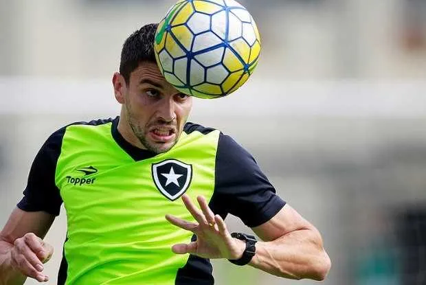 Rodrigo Pimpão deverá substituir, no domingo, o atacante Neilton, suspenso por cartão amarelo