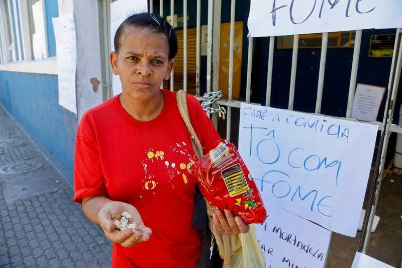 Lenir Dionísia, que trabalha oito horas por dia, substituiu o almoço por um saco de pipocas