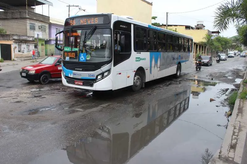 Buracos, que foram abertos na rua, atrapalham os motoristas