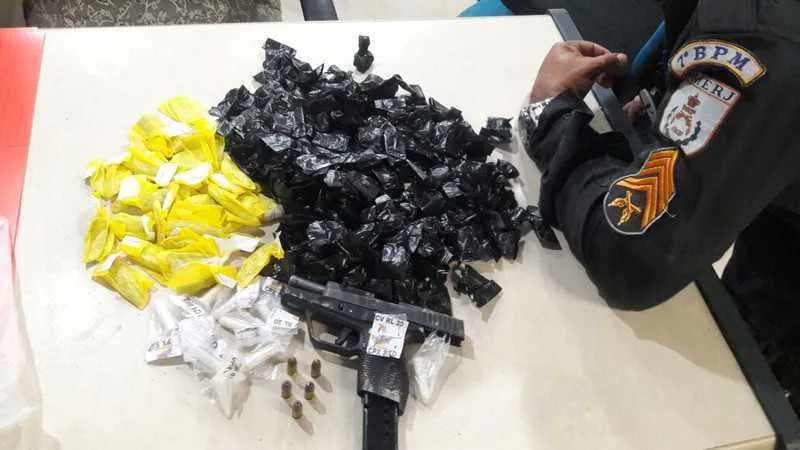 Na ação, PMs apreenderam uma pistola, munições e drogas