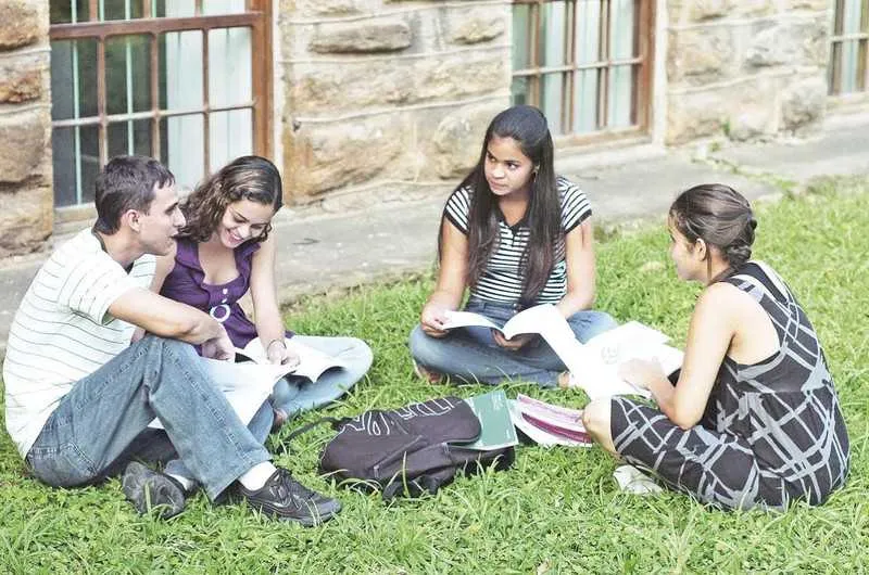 As aulas são ministradas em escolas estaduais e municipais
