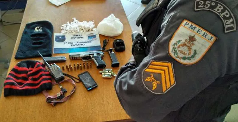 O preso em Araruama estava com uma touca ninja, uma pistola um rádio e entorpecentes