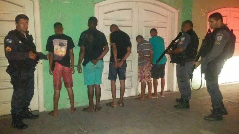 Rapazes foram flagrados por PMs com arma e objetos roubados