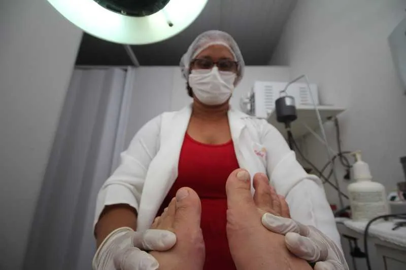 O diagnóstico deve ser feito por um médico, e o tratamento por um podólogo