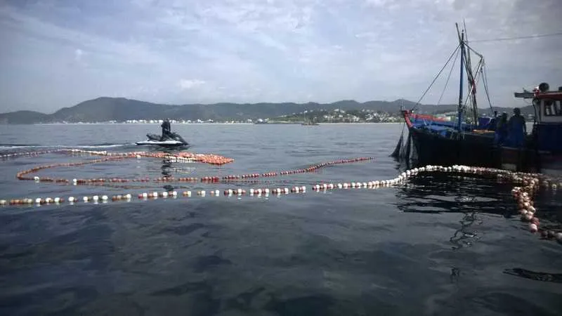 Pescadores estavam em local e com rede proibida em Itaipu