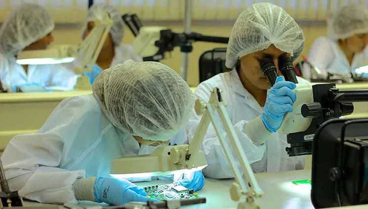 Para aprender a montar o satélite, os alunos que compõem o grupo passaram por cursos de solda com qualificação espacial e de eletrônica básica.