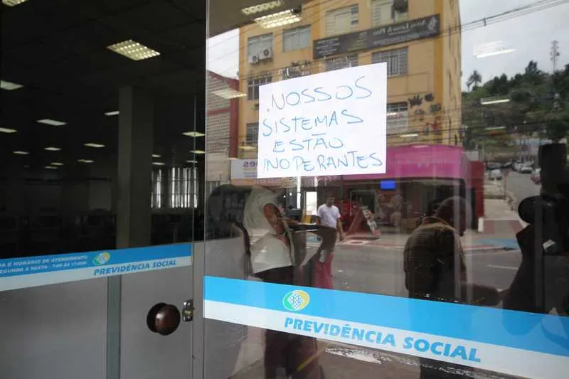 Cartaz afixado na porta da agência informava sobre problema